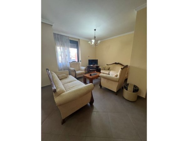 Tirane, jepet me qera apartament 3+1 Kati 2, 125 m² 800 € (Rruga e Bogdaneve)