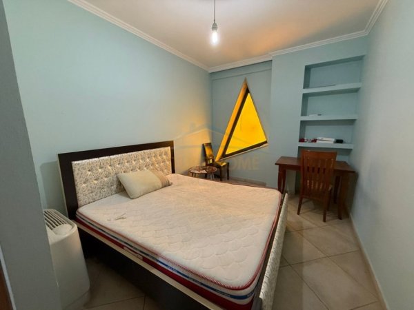 Tirane, jepet me qera apartament 3+1 Kati 2, 125 m² 800 € (Rruga e Bogdaneve)
