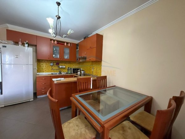 Tirane, jepet me qera apartament 3+1 Kati 2, 125 m² 800 € (Rruga e Bogdaneve)