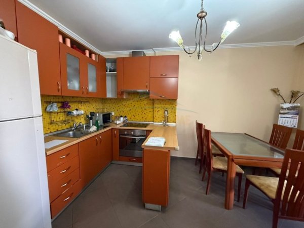 Tirane, jepet me qera apartament 3+1 Kati 2, 125 m² 800 € (Rruga e Bogdaneve)