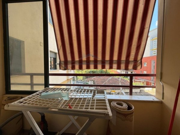 Tirane, jepet me qera apartament 3+1 Kati 2, 125 m² 800 € (Rruga e Bogdaneve)