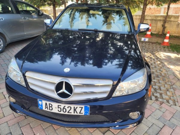 Tirane, shitet makine MERCEDES BENZ Benzin+Gaz, blu automatik 157.000 km 6.600 €