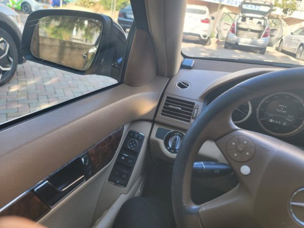 Tirane, shitet makine MERCEDES BENZ Benzin+Gaz, blu automatik 157.000 km 6.600 €