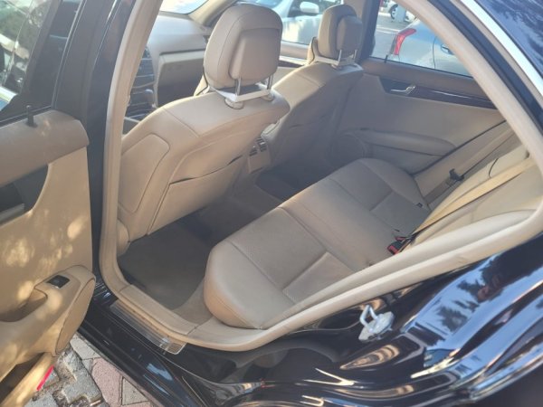 Tirane, shitet makine MERCEDES BENZ Benzin+Gaz, blu automatik 157.000 km 6.600 €
