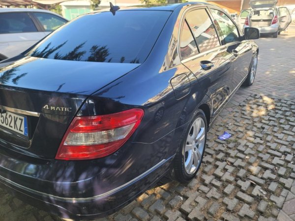 Tirane, shitet makine MERCEDES BENZ Benzin+Gaz, blu automatik 157.000 km 6.600 €