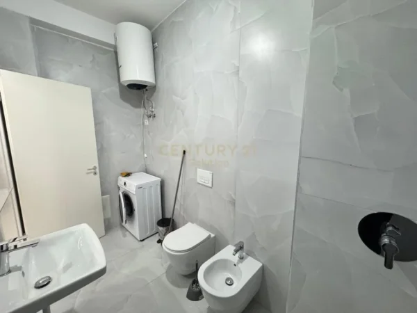 Tirane, jepet me qera apartament 1+1+Ballkon Kati 5, 60 m² 370 € (Ali Demi)