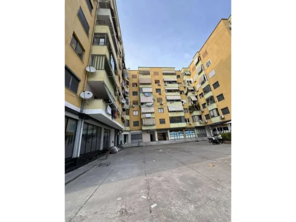 Shitet, Apartament 2+1+2, Komuna e Parisit.