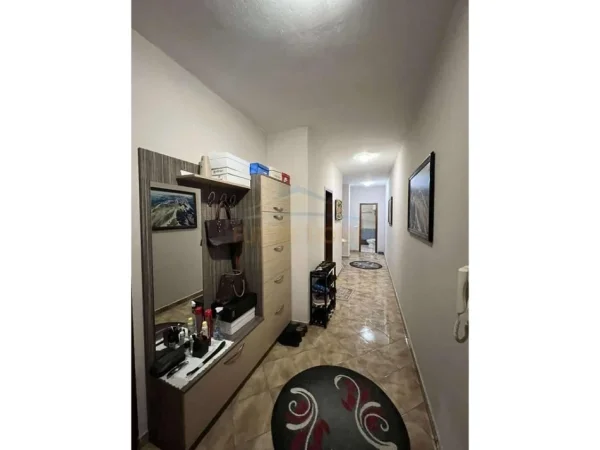 Shitet, Apartament 2+1+2, Komuna e Parisit.