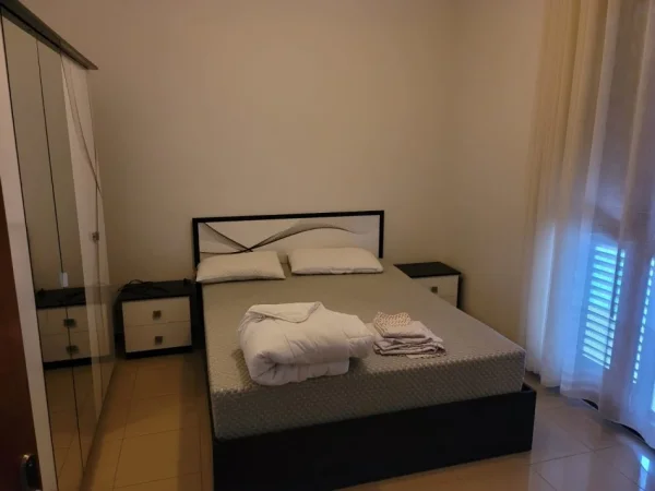 Tirane, jepet me qera shtepi 2+1+Ballkon Kati 2, 180 m² 500 € (qytet studenti)