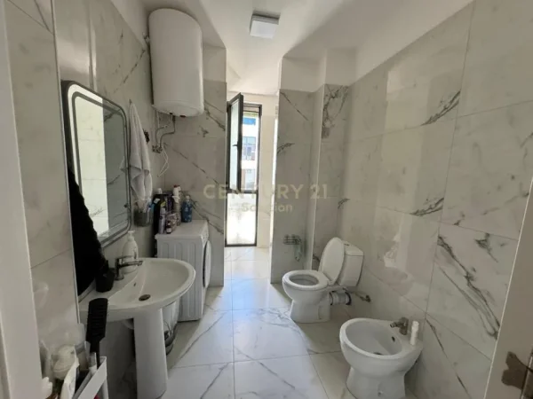 Tirane, jepet me qera apartament 1+1 Kati 2, 78 m² 600 € (Liqeni i thate)