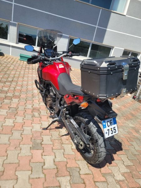 Tirane, shes HONDA , e kuqe 21.000 km 11.300 €
