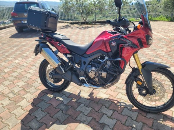 Tirane, shes HONDA , e kuqe 21.000 km 11.300 €