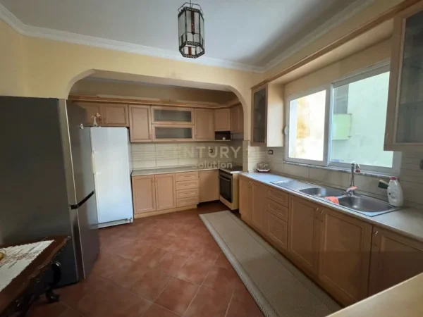 Tirane, jepet me qera Kati 2, 550 m² 550 € (Astir)