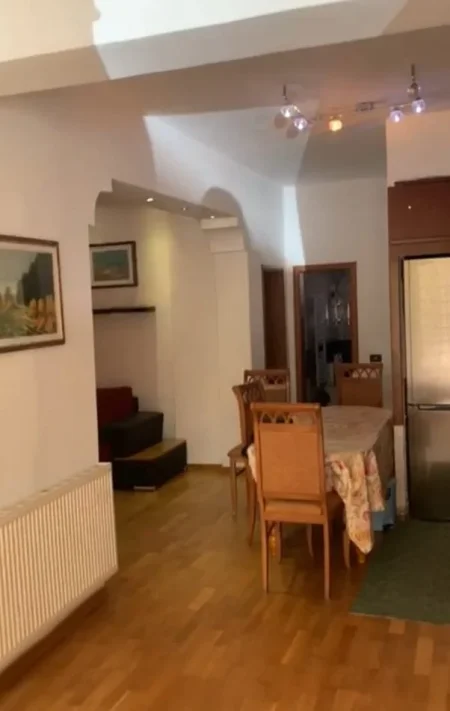 Tirane, jepet me qera apartament 2+1+Ballkon Kati 1, 90 m² 500 € (jordan misja)