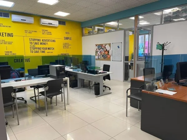 Tirane, jepet me qera ambjent biznesi Kati 2, 222 m² 4.000 € (blloku)