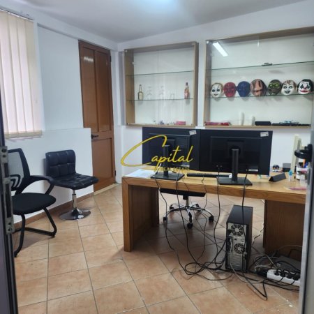 Tirane, jepet me qera zyre Kati 1, 122 m² 800 € (RRUGA E KAVAJES)