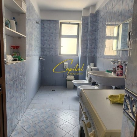Tirane, jepet me qera zyre Kati 1, 122 m² 800 € (RRUGA E KAVAJES)
