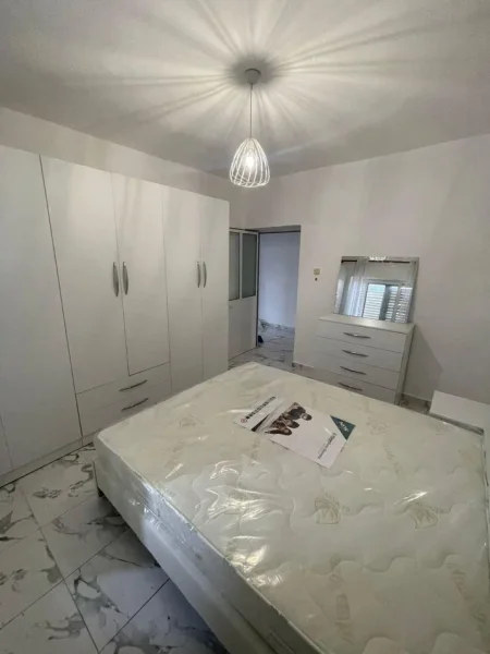 Tirane, jepet me qera apartament 1+1 Kati 1, 55 m² 380 € (kinostudio)