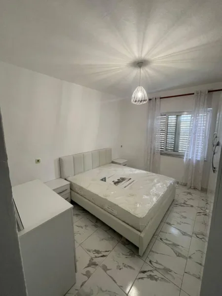 Tirane, jepet me qera apartament 1+1 Kati 1, 55 m² 380 € (kinostudio)