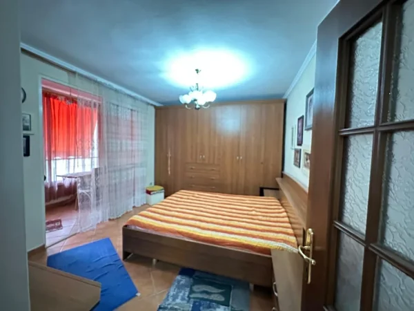 Tirane, jepet me qera apartament 2+1 Kati 4, 95 m² 650 € (pallati i sporteve)