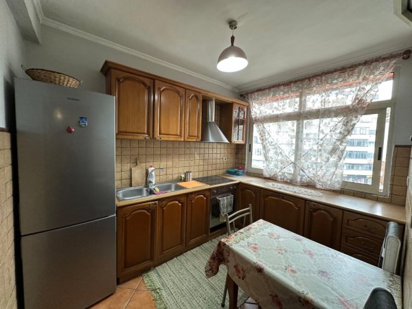 Tirane, jepet me qera apartament 2+1 Kati 4, 95 m² 650 € (pallati i sporteve)