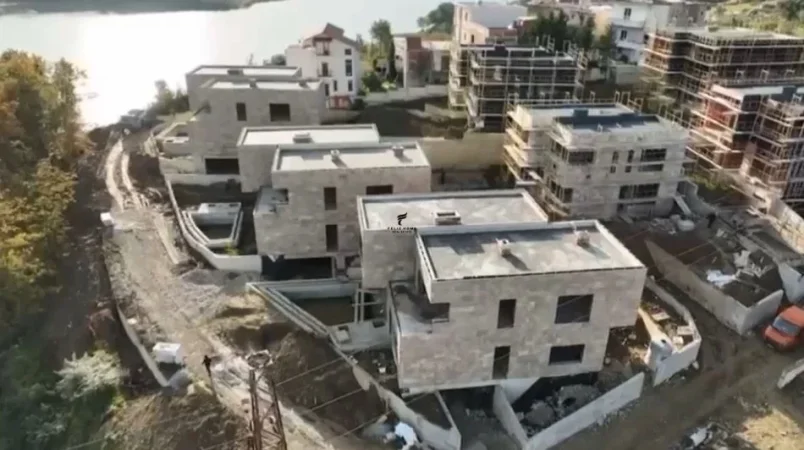 Tirane, shitet Vile 3 Katshe Kati 3, 660 m² 1.200.000 € (LIQENI FARKES)