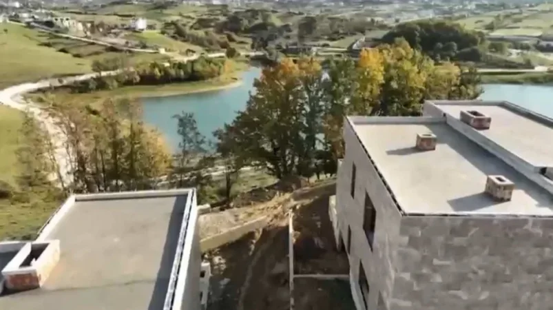 Tirane, shitet Vile 3 Katshe Kati 3, 660 m² 1.200.000 € (LIQENI FARKES)