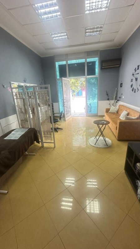 Durres, jepet me qera ambjent biznesi Kati 0, 400 € (Rruga Egnatia, perballe Extra Market)
