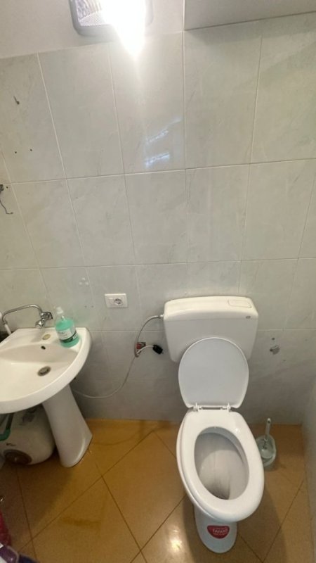 Durres, jepet me qera ambjent biznesi Kati 0, 400 € (Rruga Egnatia, perballe Extra Market)