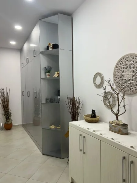 Tirane, jepet me qera apartament 1+1+Ballkon Kati 2, 75 m² 600 € (kopshti botanik)