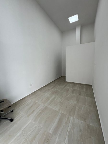 Tirane, jepet me qera dyqan Kati 0, 22 m² 350 € (Kosovareve)