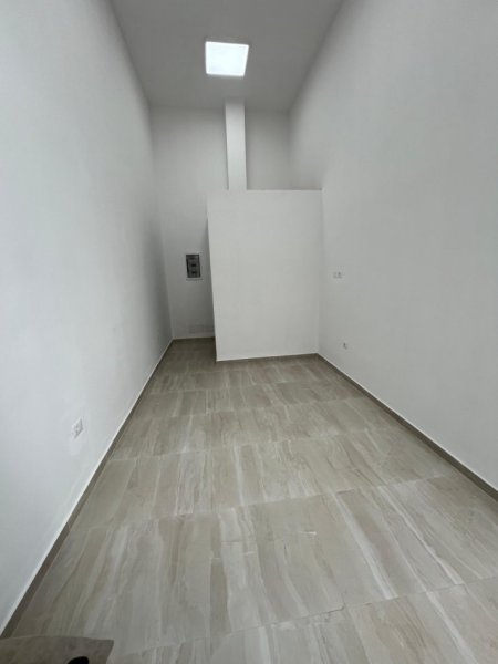 Tirane, jepet me qera dyqan Kati 0, 22 m² 350 € (Kosovareve)