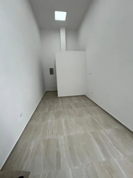 Tirane, jepet me qera dyqan Kati 0, 22 m² 350 € (Kosovareve)