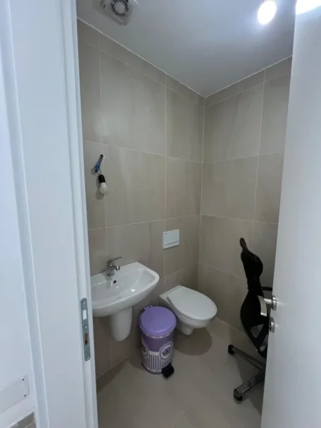 Tirane, jepet me qera dyqan Kati 0, 22 m² 350 € (Kosovareve)