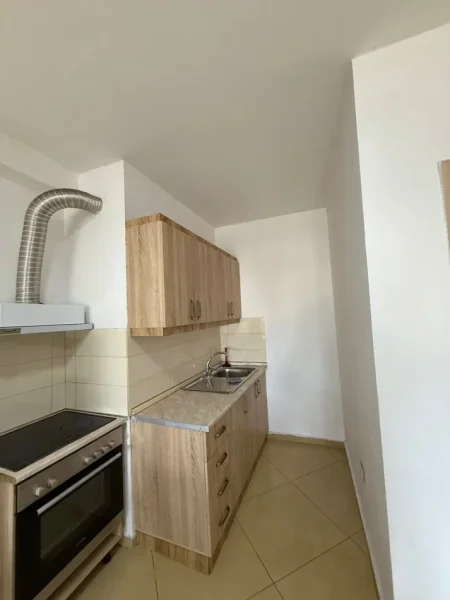 Tirane, jepet me qera apartament 1+1+Ballkon Kati 4, 90 m² 450 € (astir)