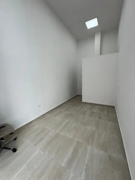 Tirane, jepet me qera dyqan Kati 0, 25 m² 350 € (Parku Olimpik)