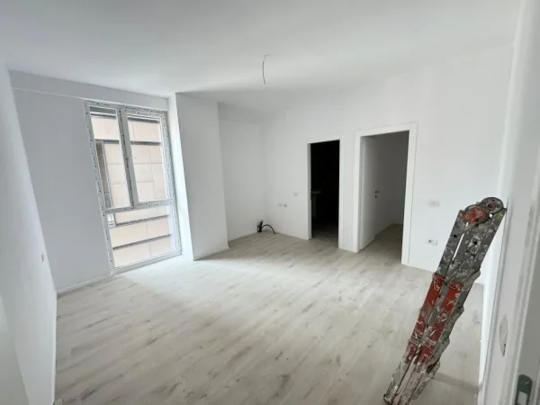 Tirane, jepet me qera ambjent biznesi Kati 3, 138 m² 700 € (ish fusha e aviacionit)