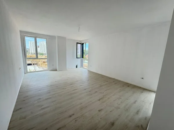 Tirane, jepet me qera ambjent biznesi Kati 3, 138 m² 700 € (ish fusha e aviacionit)