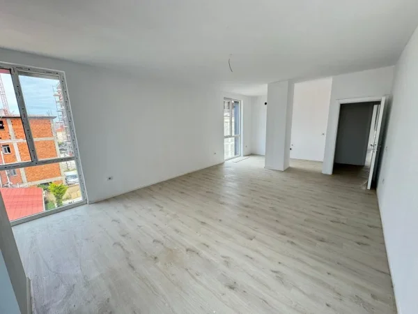 Tirane, jepet me qera ambjent biznesi Kati 3, 138 m² 700 € (ish fusha e aviacionit)