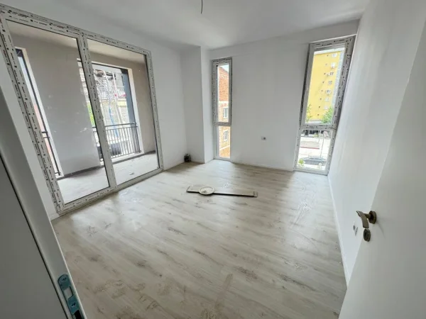 Tirane, jepet me qera ambjent biznesi Kati 3, 138 m² 700 € (ish fusha e aviacionit)