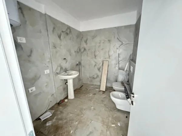 Tirane, jepet me qera ambjent biznesi Kati 3, 138 m² 700 € (ish fusha e aviacionit)