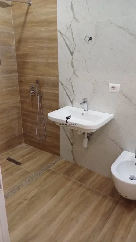 Tirane, jepet me qera apartament 2+1 Kati 3, 87 m² 600 € (PAZARI I RI)
