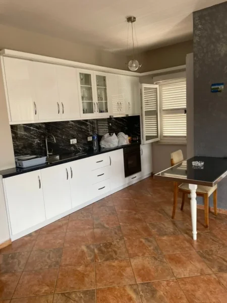 Tirane, jepet me qera apartament 2+1+Ballkon Kati 4, 98 m² 600 € (Liqeni i Thate)