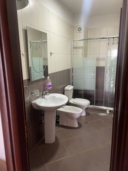 Tirane, jepet me qera apartament 2+1+Ballkon Kati 4, 98 m² 600 € (Liqeni i Thate)
