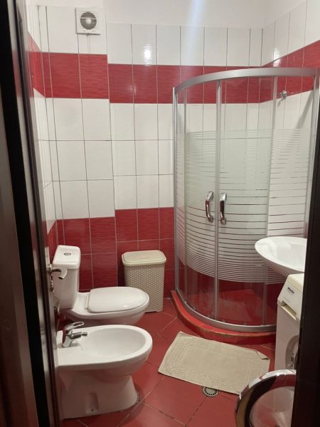 Tirane, jepet me qera apartament 2+1+Ballkon Kati 4, 98 m² 600 € (Liqeni i Thate)