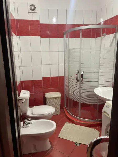 Tirane, jepet me qera apartament 2+1+Ballkon Kati 4, 98 m² 600 € (Liqeni i Thate)