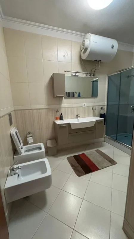 Tirane, jepet me qera apartament 2+1+Ballkon Kati 3, 110 m² 1.200 € (Prane Air Stadiumit Air Albania)