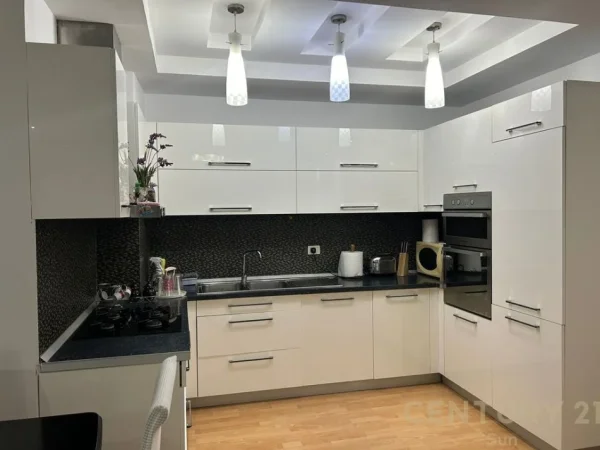 Tirane, jepet me qera apartament 2+1+Ballkon Kati 5, 110 m² 450 € (Astir)