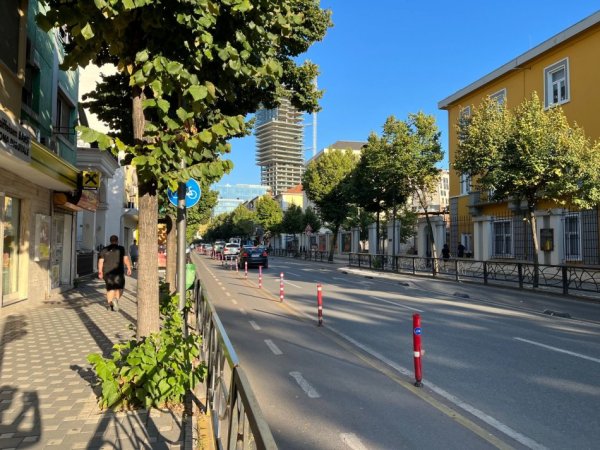 Tirane, jepet me qera dyqan Kati 0, 50 m² 600 € (Rruga Durresit)