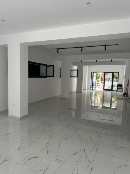 Durres, jepet me qera ambjent biznesi Kati 2, 202 m² 3.000 € (Muzeumi)
